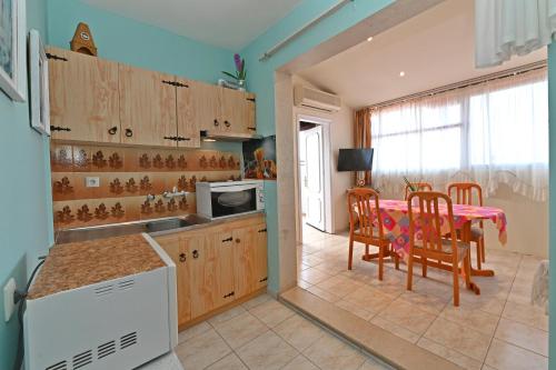 Η κουζίνα ή μικρή κουζίνα στο Dionisos Palms Apartments