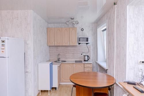 ユジノ・サハリンスクにあるStudio on Lenina 286の小さなキッチン(テーブル、冷蔵庫付)