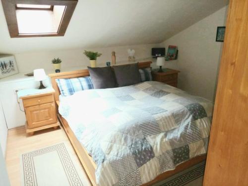 um quarto com uma cama grande e uma janela em Alpina Inzell 223 Chiemgaukarte em Inzell