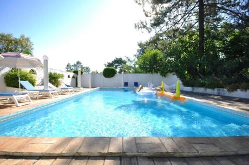 Fantastic outdoor area, private pool, Tennis Court Golf Practice Facility