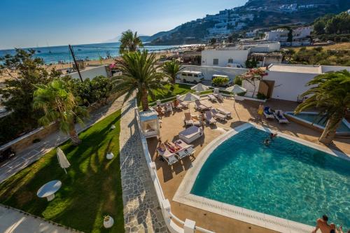 una vista aérea de un complejo con piscina y playa en Noufaro, en Mylopotas