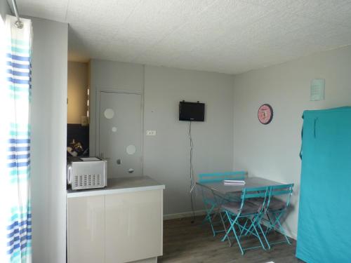 une chambre avec un bureau, une table et une table ainsi qu'une chambre avec dans l'établissement Charmant Studio, Les Goélettes, Narbonne Plage, à Narbonne-Plage