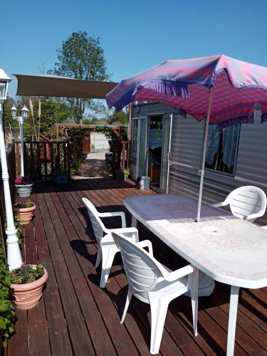 une table et des chaises avec un parasol sur une terrasse dans l'établissement nature et repos, à Sanghen