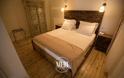 Una cama o camas en una habitación de No 10 Hotel