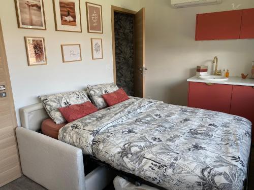 a bedroom with a bed and a kitchen at Atelier de Tony et Marie in Mérignac