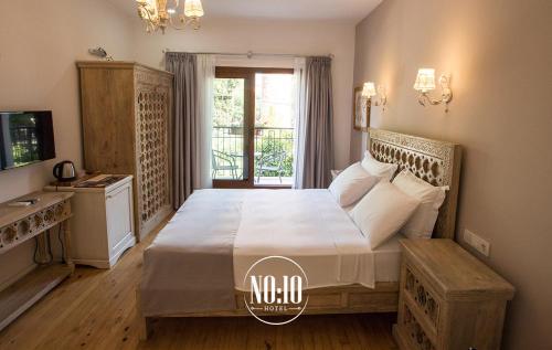 Una cama o camas en una habitación de No 10 Hotel