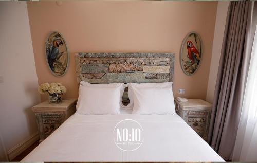Una cama o camas en una habitación de No 10 Hotel