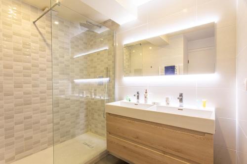 une salle de bain avec un lavabo et une douche dans l'établissement JJ8 - MAGNIFIQUE 3PIECES, ENTIEREMENT RENOVE, CLIM, VIEUX-NICE, à Nice
