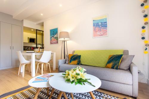 un salon avec un canapé et une table dans l'établissement JJ8 - MAGNIFIQUE 3PIECES, ENTIEREMENT RENOVE, CLIM, VIEUX-NICE, à Nice