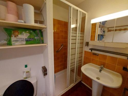 une salle de bain avec une douche, des toilettes et un lavabo dans l'établissement Studio climatisé Centre Port Piscine, au Cap d'Agde