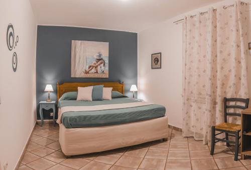 a bedroom with a large bed in a room at Alcantara Natura Country House in Graniti