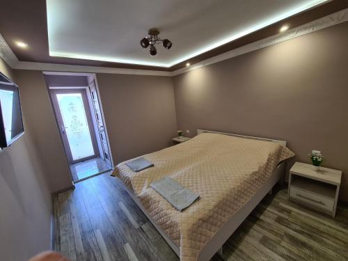 1 dormitorio con cama y ventana en 2-х кім.квартира в центрі Берегова, en Beregovo