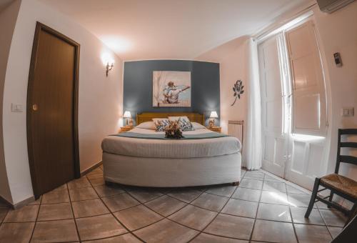 a bedroom with a large bed in a room at Alcantara Natura Country House in Graniti