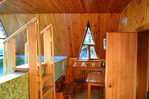 une chambre avec un escalier dans une cabane en bois dans l'établissement Medniy Vsadnyk, à Yalta