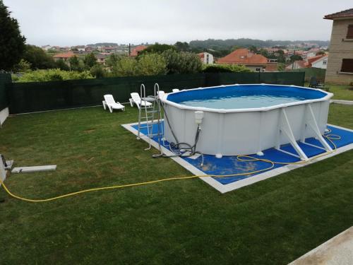 Výhľad na bazén v ubytovaní Casa playa Montalvo Alta con piscina alebo v jeho blízkosti