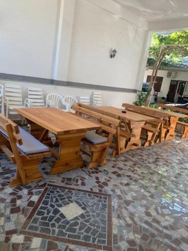 ポダツァにあるRUŽAの木製のテーブルと椅子