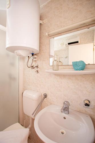Ένα μπάνιο στο Arcobaleno Apartments