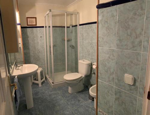 a bathroom with a shower and a toilet and a sink at EL PUERTO CENTRO OCIO in El Puerto de Santa María