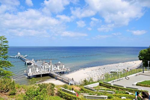 Blick auf einen Strand mit einem Pier und das Meer in der Unterkunft Selliner Ferienappartements in Ostseebad Sellin