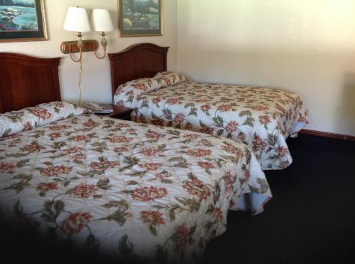 a hotel room with two beds in a room at Summit Inn - Dayton in Dayton