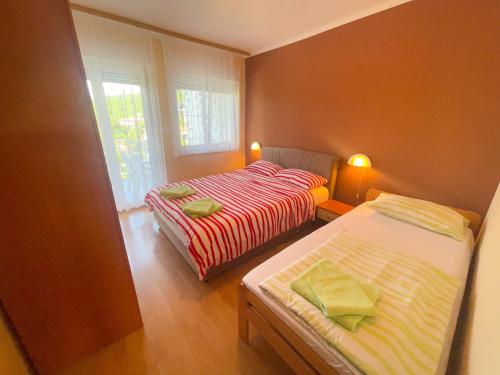 Postel nebo postele na pokoji v ubytování Apartmani Combaj