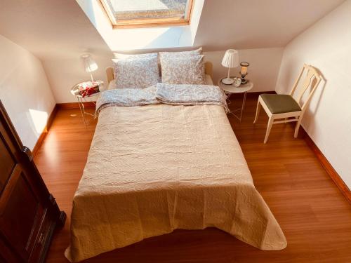 Cama grande en habitación con mesa en Apartment with a jacuzzi close to Tehvandi, en Otepää