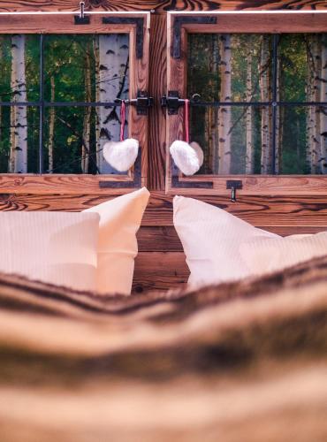 Postel nebo postele na pokoji v ubytování Hotel & Restaurant Grüner Baum - Die Grüne Oase Am Feldberg