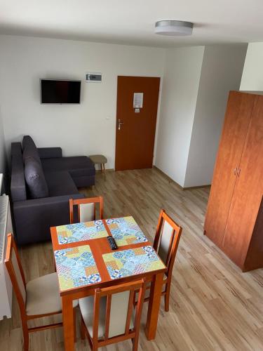 スバジェボにあるEugen Apartmentsのリビングルーム(テーブル、ソファ付)