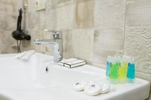 um lavatório de casa de banho com duas escovas de dentes e um espelho em NEW! - Downtown Apartment em Tbilisi