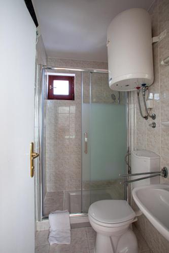 Ένα μπάνιο στο Arcobaleno Apartments