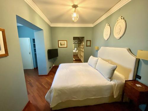 帕多瓦的住宿－Palazzo Mantua Benavides Suites & Apartments，卧室配有一张白色大床