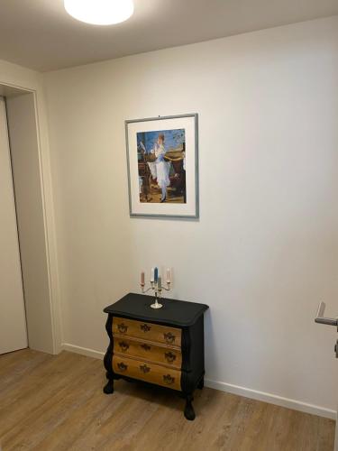 a room with a dresser and a picture on the wall at Warendorf 14 in Warendorf