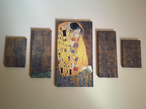 Un dipinto di una donna è appeso a un muro di Domus Musia a Milazzo