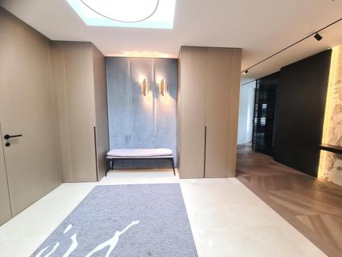a hallway with a waiting room with a bench at Suiten-Aparthotel AENEA in Reifnitz