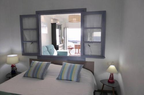 1 dormitorio con 1 cama con espejo encima en Palamos, en Palamós