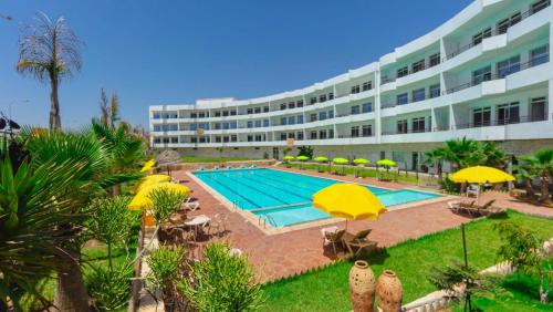 Bazén v ubytování Sables D'or Appart Hôtel nebo v jeho okolí