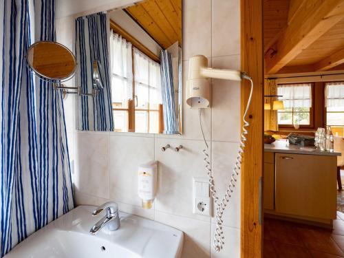 ein Badezimmer mit Waschbecken und Fenster in der Unterkunft Holiday Apartements by Hotel Grüner Baum Feldberg in Feldberg