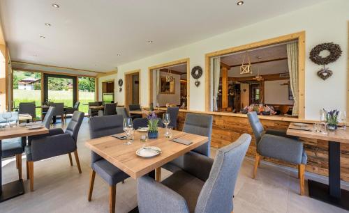 a dining room with wooden tables and chairs at Landgasthaus Kurz Hotel & Restaurant am Feldberg - Schwarzwald in Todtnau