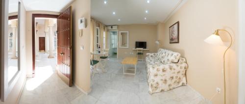 sala de estar con silla y comedor en Caminito del Falla B Ha Apartment, en Cádiz