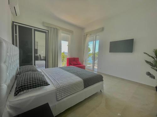 Un pat sau paturi într-o cameră la Seaside Apartments Sword