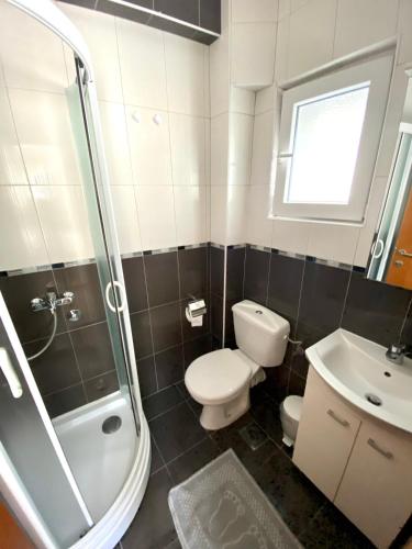 Ein Badezimmer in der Unterkunft Apartments Popović