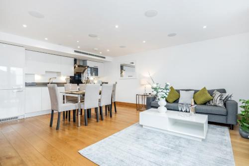 a living room with a couch and a table at Luxury 3 Bed 2 Bath Apartment Marylebone Station in London