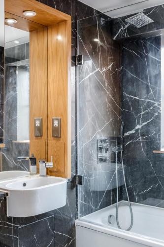 a bathroom with a sink and a shower and a tub at Luxury 3 Bed 2 Bath Apartment Marylebone Station in London
