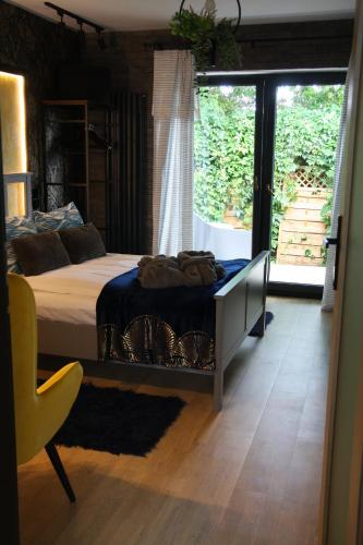Postel nebo postele na pokoji v ubytování Apartament dla pary Stara Szkoła