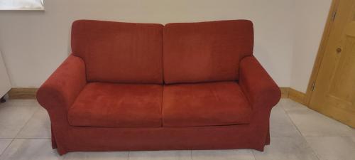 una sedia in pelle marrone seduta in una stanza di Hostel Pirano a Piran