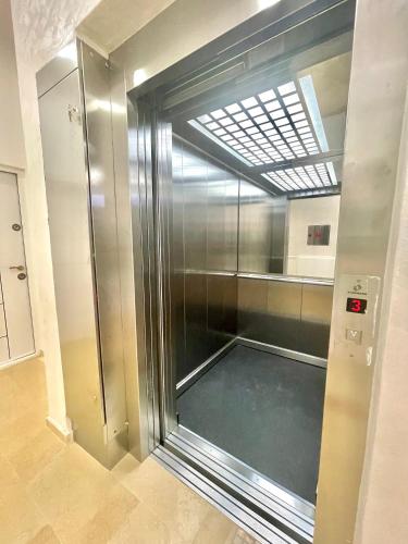 an empty elevator in a building with a ceiling at Seaside Apartments Sword in Bar