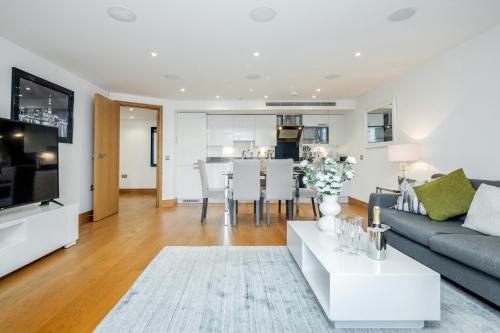 a living room with a couch and a table at Luxury 3 Bed 2 Bath Apartment Marylebone Station in London