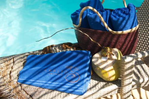two blue towels sitting on top of a blanket at Pousada Capitù in Imbassai