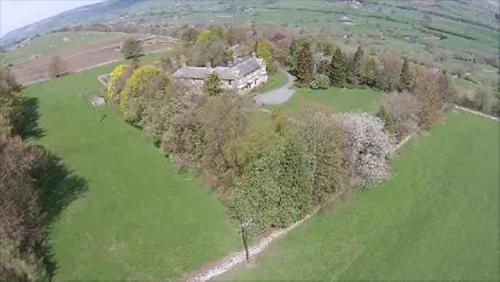 uma vista aérea de uma grande casa num campo em Thornton Lodge em Aysgarth