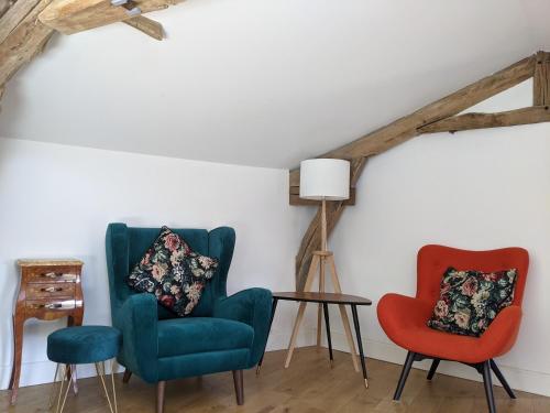 Gîte Rue des Fleurs Puycelsiにあるシーティングエリア